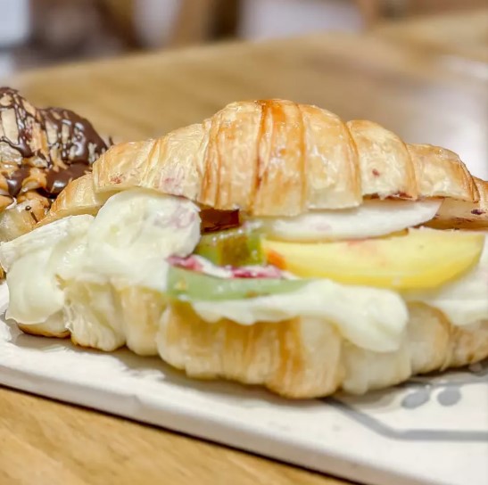 Croissant rellena con crema pasteler