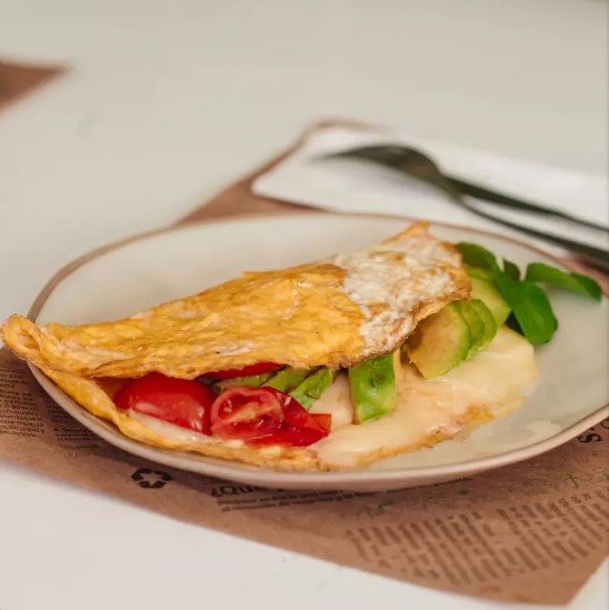 Omelette cherry, palta y queso