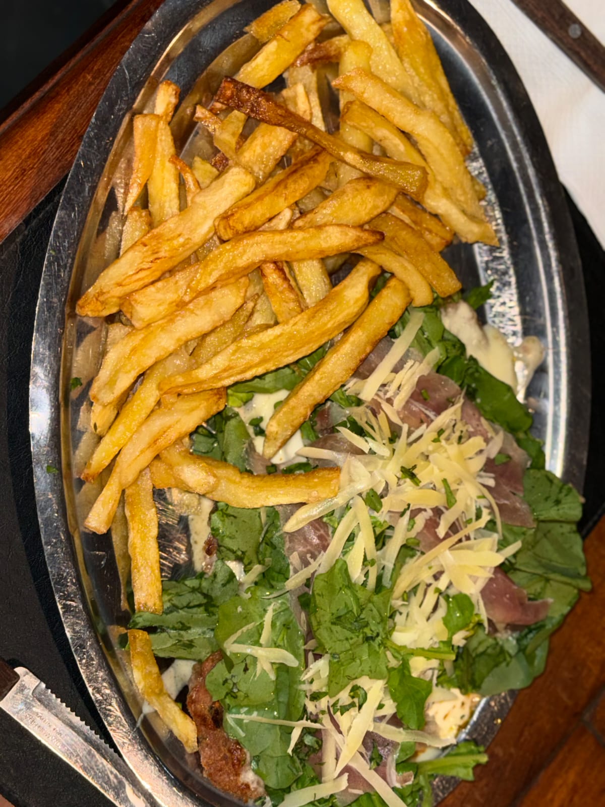 Milanesa de carne con rúcula 